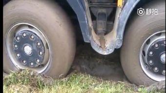 补大车轮胎视频,轻松搞定大车轮胎漏气问题