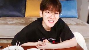 边伯贤直播视频,魅力四溢的舞台背后故事